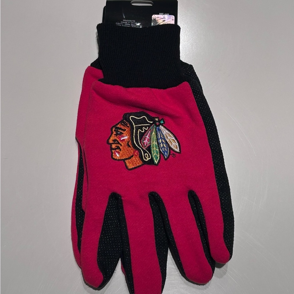 Chicago Blackhawks Gloves- NWT